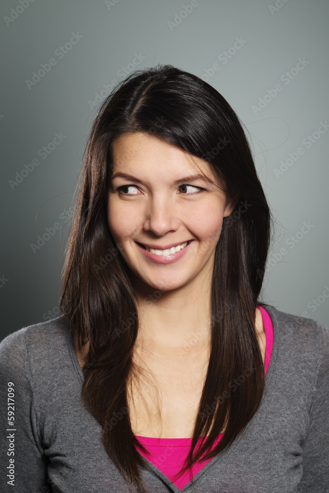 Attraktive Frau mit einem freundlichen Lächeln Attraktive Frau mit einem freundlichen Lächeln
