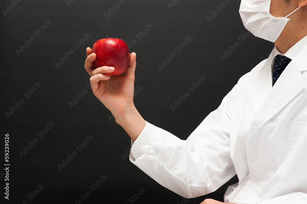 りんごを持つ白衣の男性 Stock Photo Adobe Stock