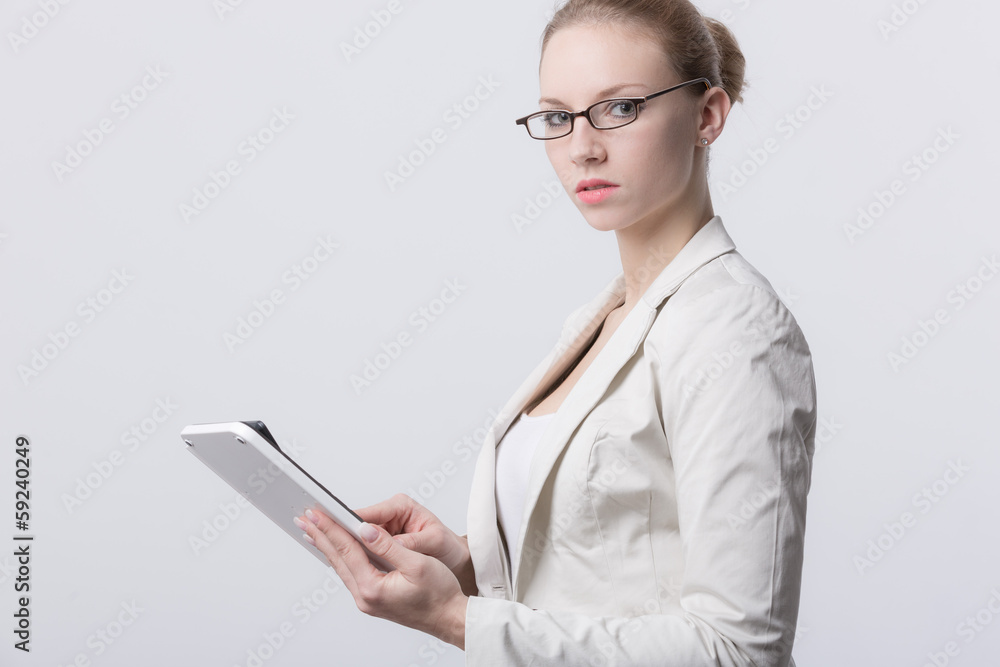 Junge Frau im Büro Junge Frau im Büro
