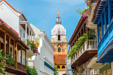 Fototapete Südamerika Kathedrale mit Balkonen in Altstadt  © jkraft5