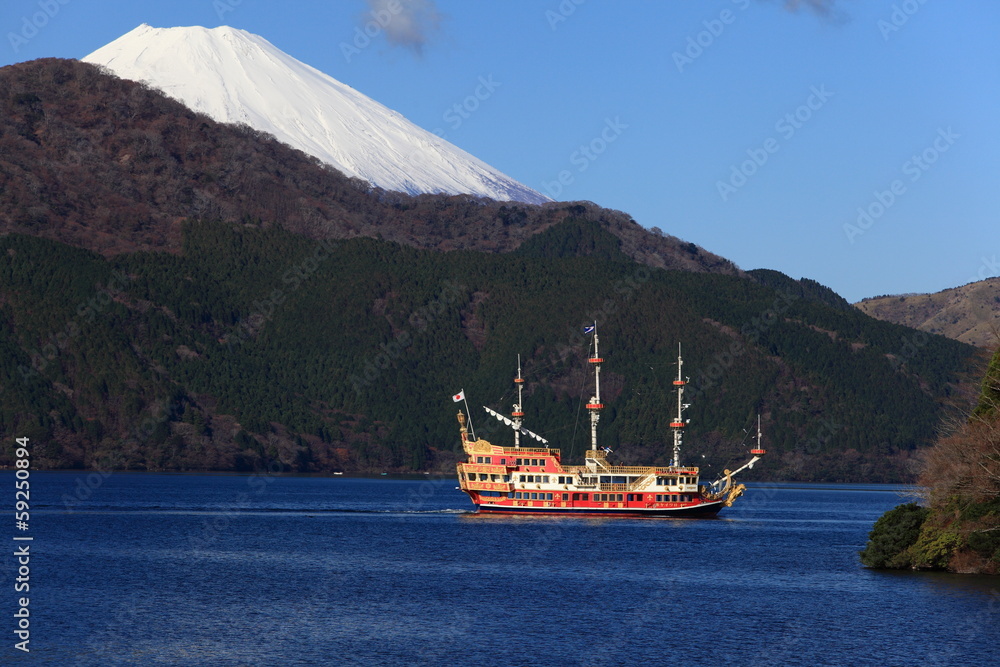 Fototapeta premium 箱根芦ノ湖 富士山と海賊船