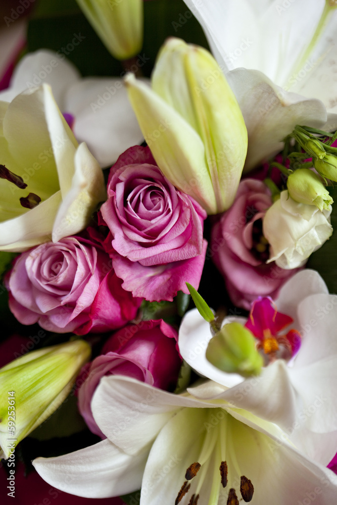 Fototapeta premium Bouquet de roses et de lys