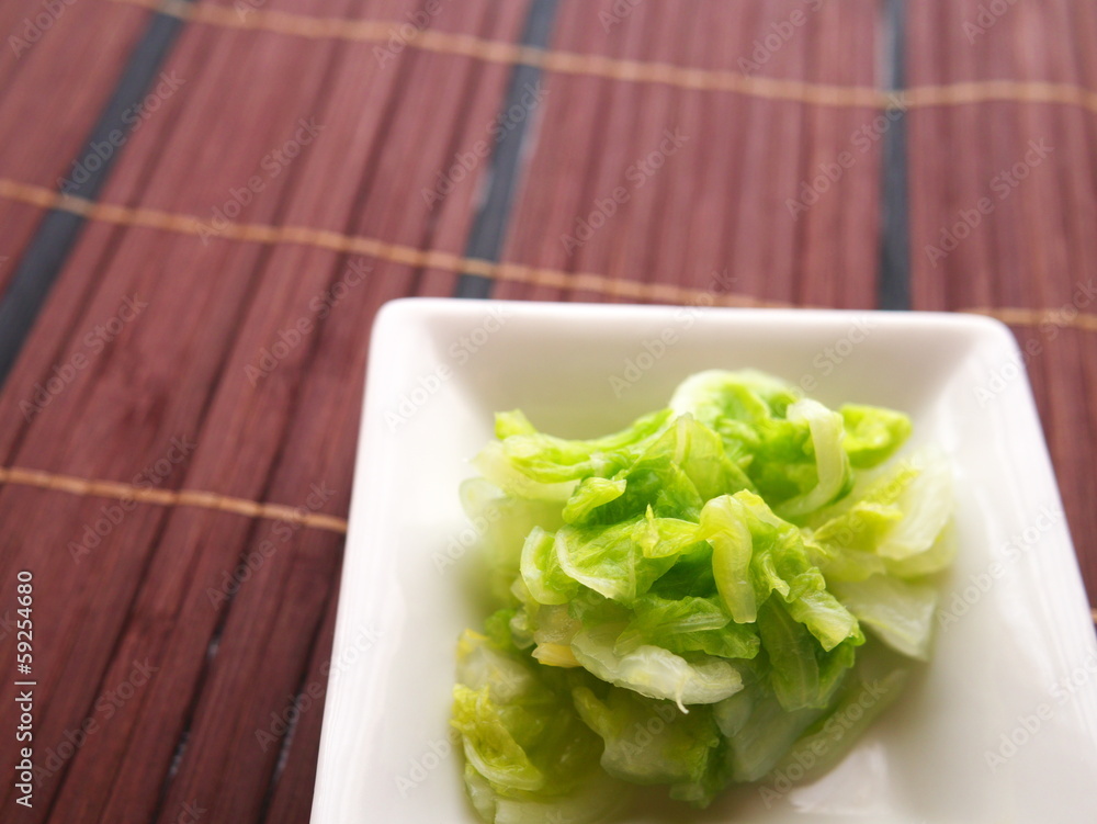 小皿と白菜の漬物 小皿と白菜の漬物