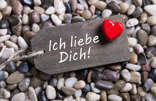 Ich liebe Dich - Worte zum Valentinstag mit Herz in Rot photo