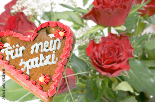 Lebkuchenherz mit einem Rosenstrauß photo