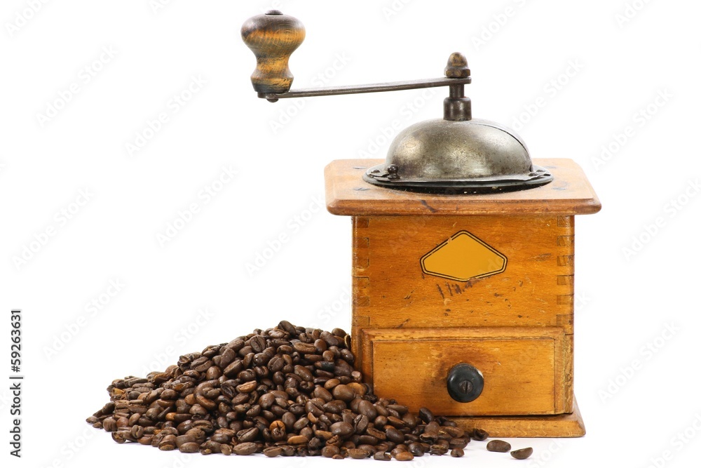 Kaffeemühle mit Kaffeebohnen isoliert auf weißem Hintergrund Kaffeemühle mit Kaffeebohnen isoliert auf weißem Hintergrund