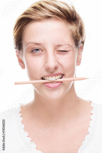 bleistift quer im mund