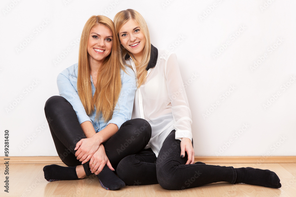 Obraz premium Two female friends having fun