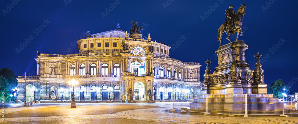 Obraz premium Dresden, Germany at Theaterplatz