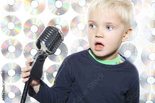 Śpiewający mały chłopiec photo