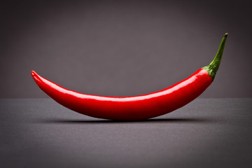 Papier peint photo Piments forts Piment chili rouge isolé  © Racle Fotodesign