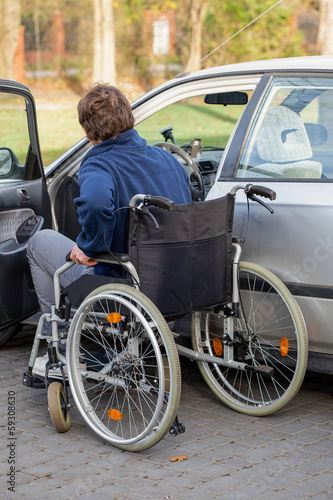 Disabled driver next his car © Photographee.eu