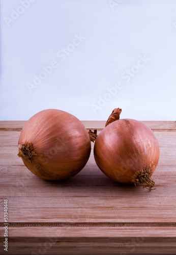 onions on chopping board closeup vertical