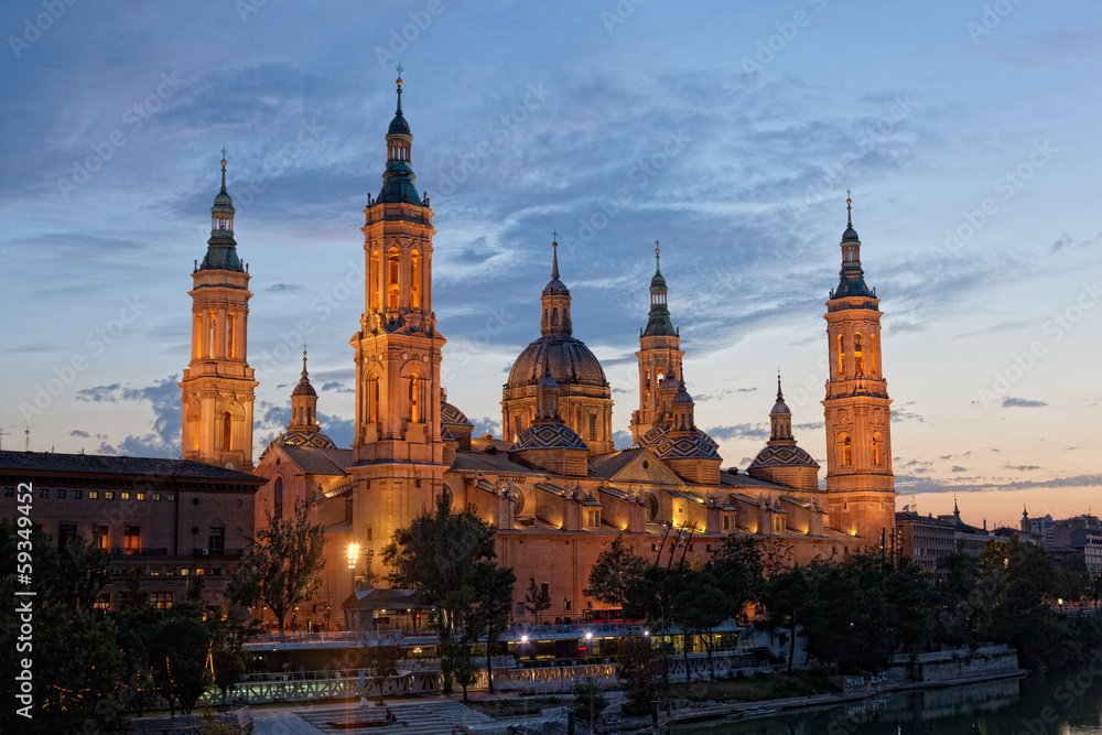 Fototapeta premium Basilica Del Pilar in Zaragoza in night illumination, Spain