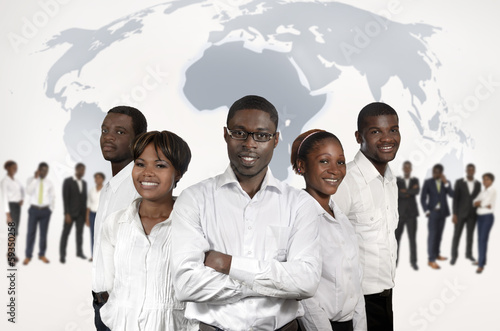 Afrikanische Geschäftsleute mit Weltkarte photo
