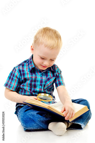 Obraz na płótnie little boy w salonie