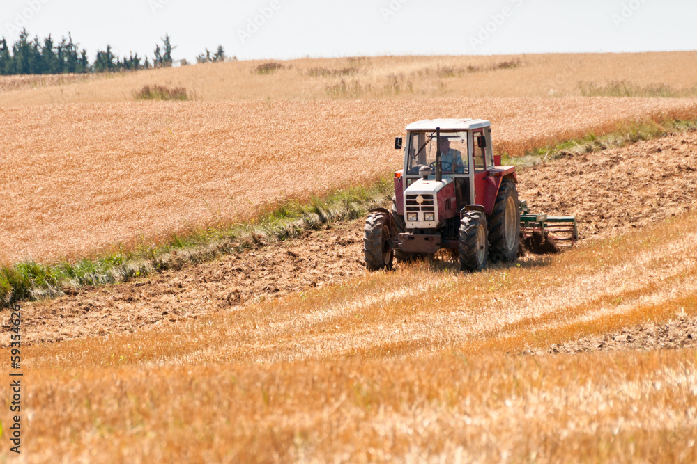 alter Traktor beim pflügen alter Traktor beim pflügen