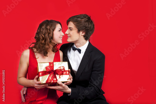 Glückliches Paar mit Geschenk - happy couple with gift