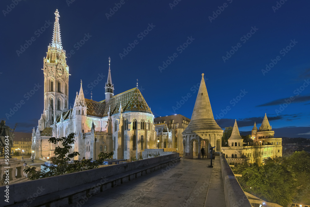 Budapest Fischerbastei Matthiaskirche beleuchtet