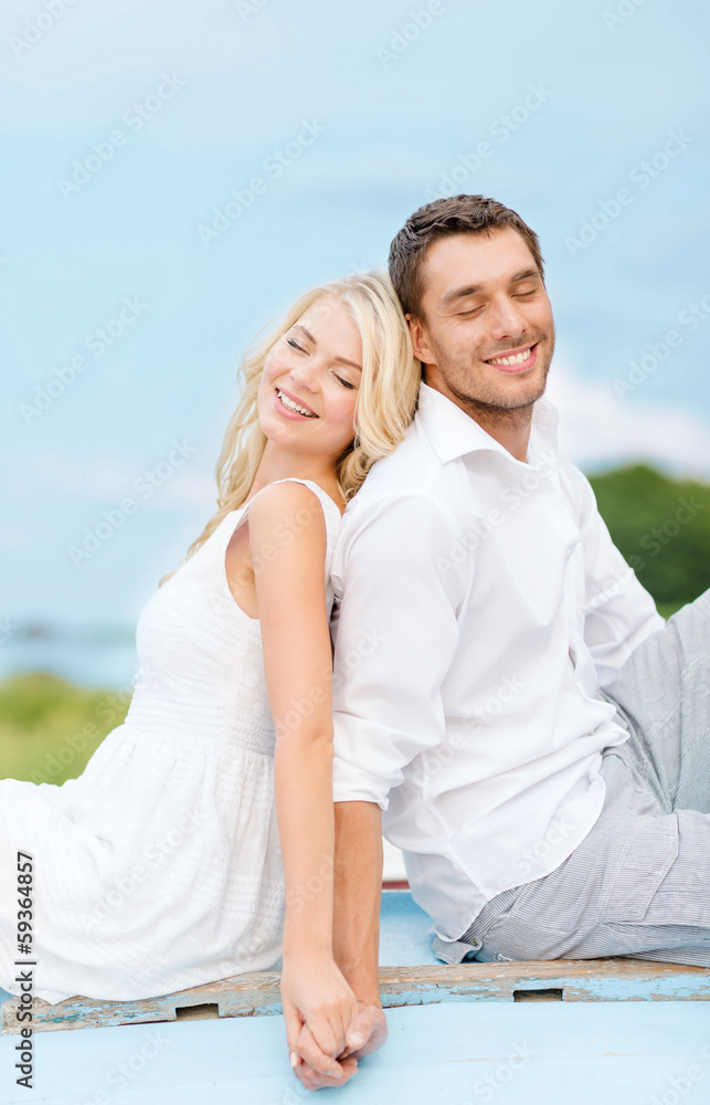 Obraz premium smiling couple at sea side