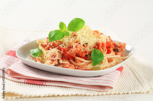 Spaghetti with minced meat and cheese