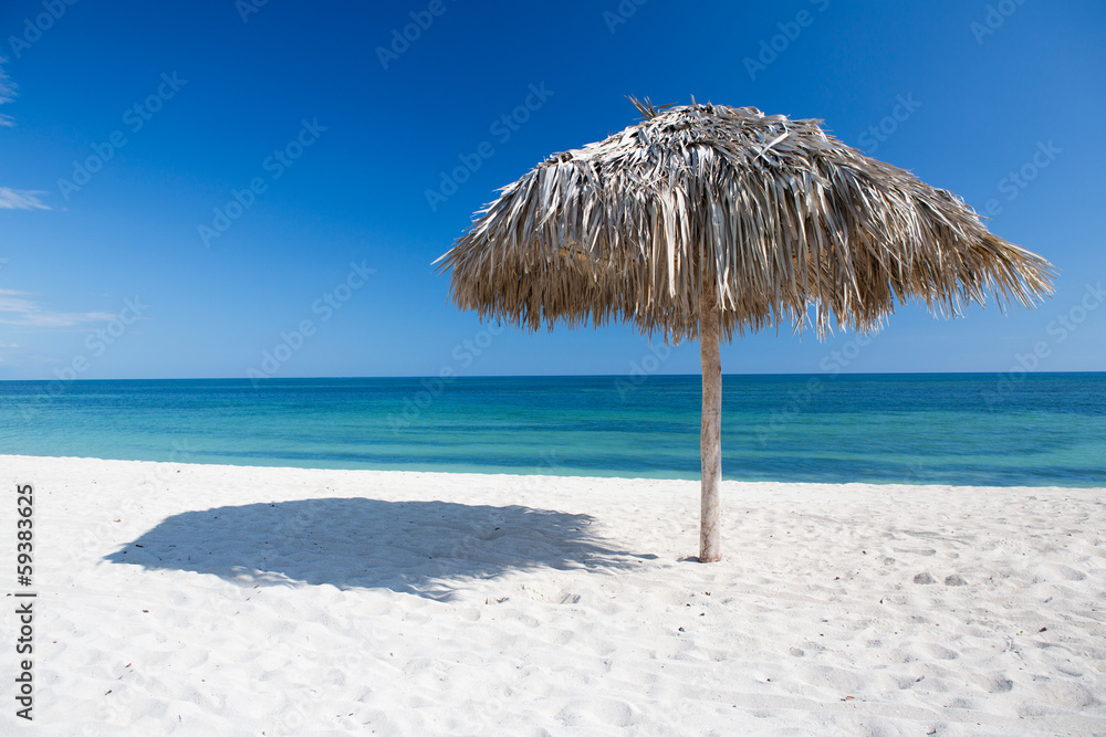 Sandstrand mit Sonnenschirm Karibik in Kuba
