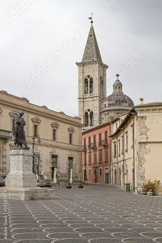 Fototapeta Naklejka Na Ścianę i Meble -  Oviddenkmal und Santissima Annunziato in Sulmona