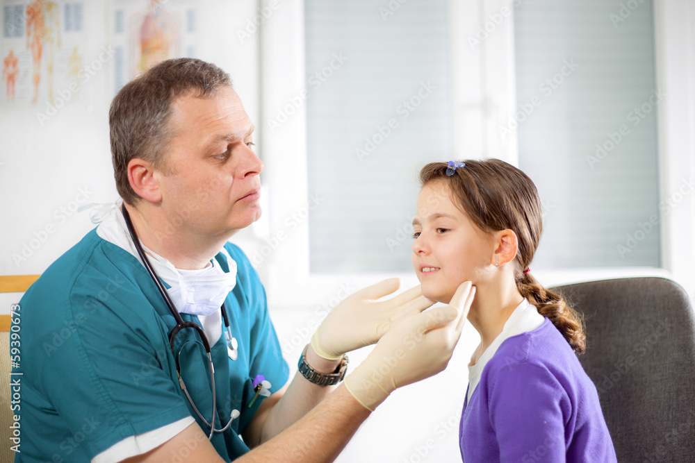 Obraz premium Doctor with little girl