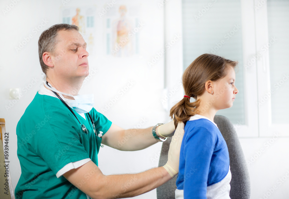 Obraz premium Doctor with little girl