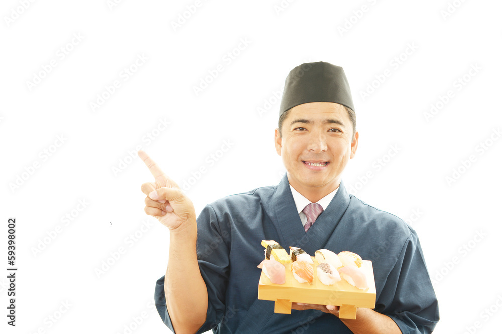 寿司を差し出す笑顔の寿司職人