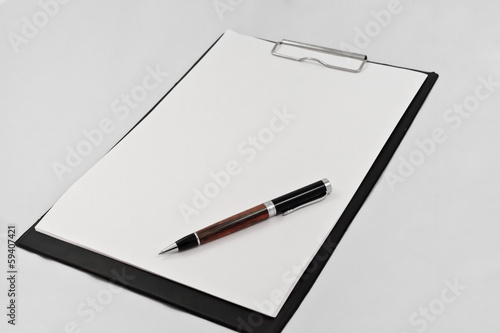 Планшет с бумагами и ручка
