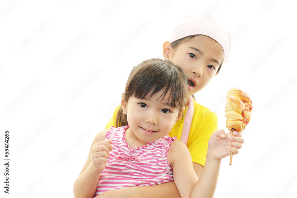 パンを食べる女の子