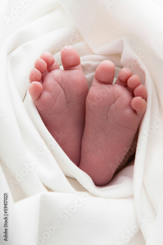 Babyfüsse in der Decke