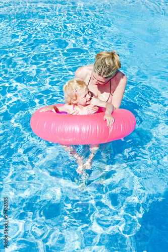mother with her daughter in swimming pool © Richard Semik