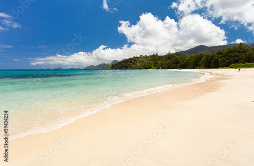 Fototapeta Naklejka Na Ścianę i Meble -  immense plage paradisiaque des Seychelles
