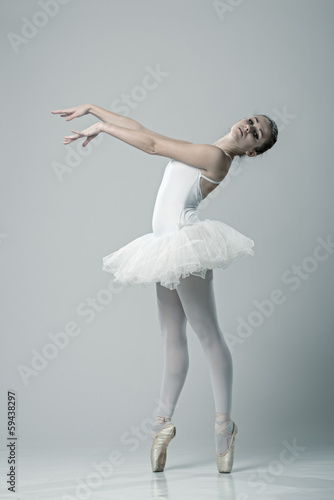 Fototapeta Naklejka Na Ścianę i Meble -  Portrait of the ballerina in ballet pose