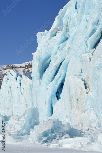Foto Front of a glacier ending against pack ice.
