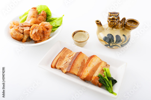 沖縄料理の足テビチと三枚肉