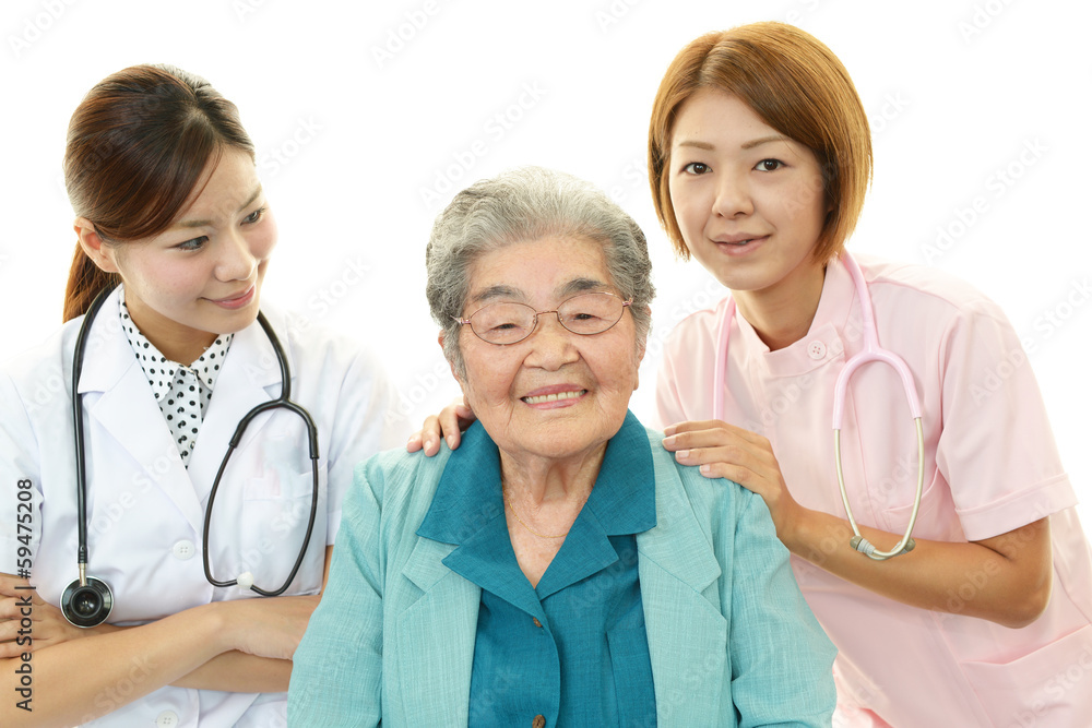 笑顔の高齢者と医療スタッフ