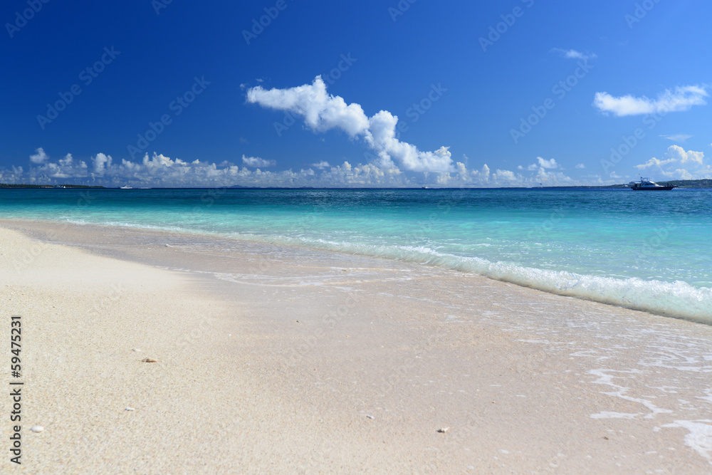 Obraz premium 美しい沖縄のビーチと夏空