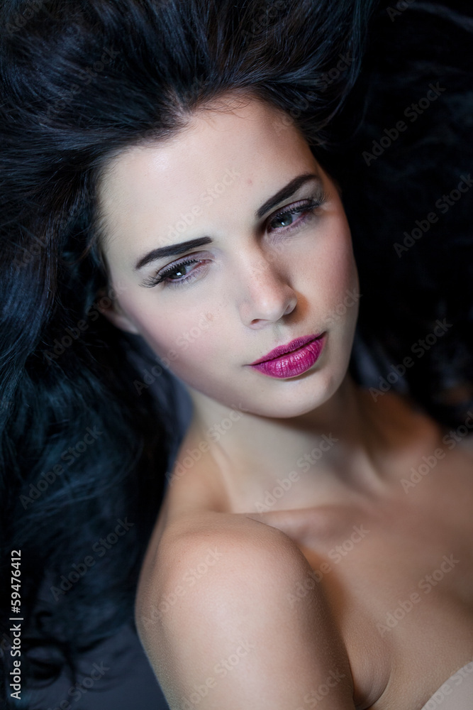 junge attraktive frau mit roten lippen und dunklen lockigen haar