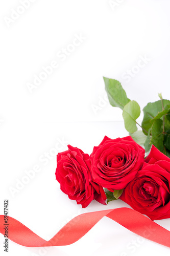 Fototapeta Naklejka Na Ścianę i Meble -  frische rote rosen mit einem roten band isoliert
