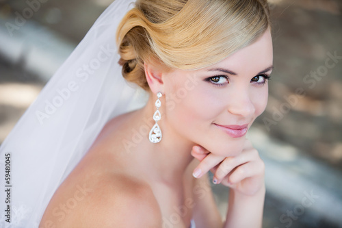 Billede på lærred Beautiful bride outdoors - soft focus
