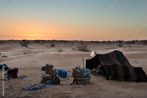 Tente bédouine dans le désert - Tunisie © Delphotostock