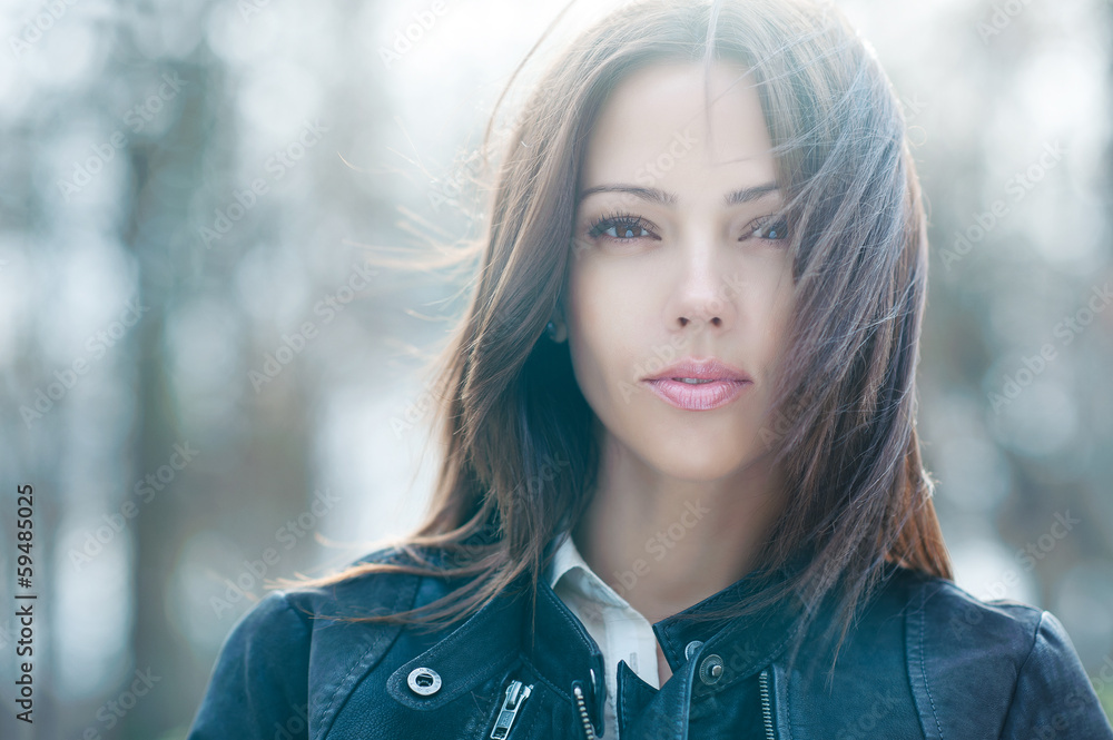 Naklejka premium Outdoor fashion portrait of young beautiful woman - close up