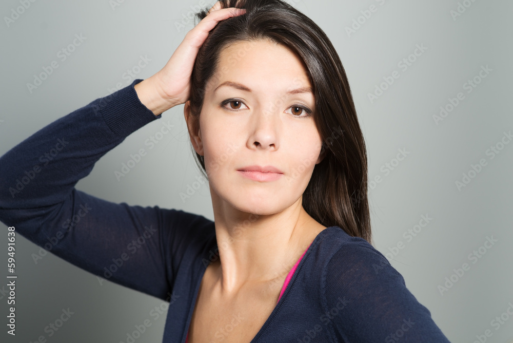 Nachdenkliche attraktive Frau mit einem offenen Gesichtsausdruck Nachdenkliche attraktive Frau mit einem offenen Gesichtsausdruck