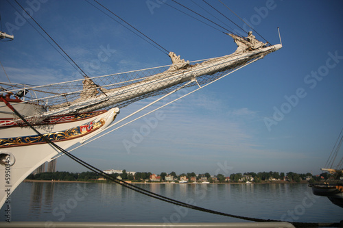 Foto Bowsprit of a sail ship with city in the background