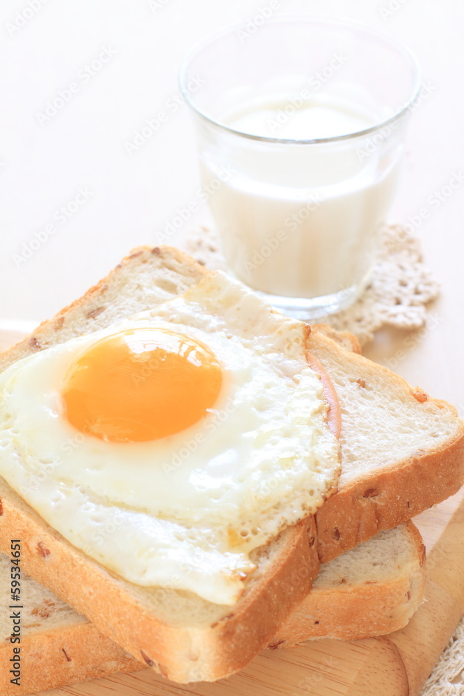 Fototapeta premium sliced rye bread on wooden cutting board