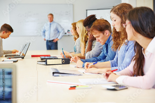 Studenten lernen in Universität