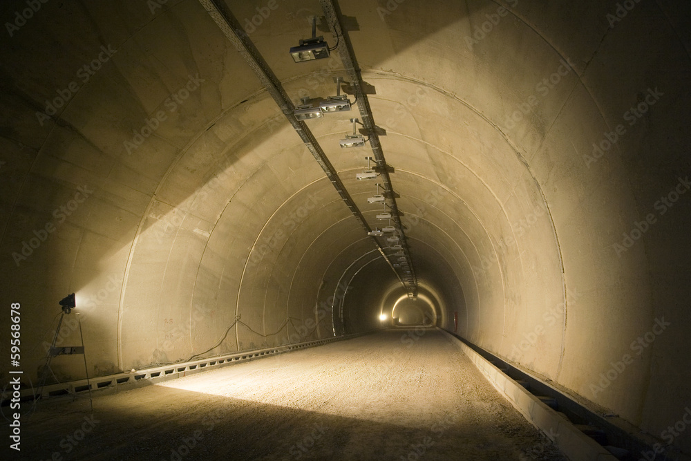 Fototapeta premium Beton pracuje w tunelu na autostradzie A1 w Chorwacji